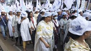 സംസ്ഥാനത്തെ സ്വകാര്യ നഴ്‌സുമാരുടെ സമരം പുരോഗമിക്കുന്നു; സെക്രട്ടേറിയറ്റിന് മുന്നില്‍ നഴ്‌സുമാര്‍ പ്രതിഷേധ മാര്‍ച്ച് നടത്തി.