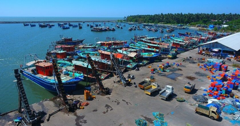 ബേപ്പൂര്‍ ഹാര്‍ബറില്‍ നിന്ന് മത്സ്യബന്ധനത്തിന് പോയവരില്‍ നാല് പേര്‍ക്ക് ശ്വാസതടസം; ഒരാള്‍ മരിച്ചു