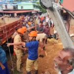 KOTTAARAKKARA ഏഴ് പത്തിന് എത്തുന്ന സ്കൂൾ വാഹനത്തിനായി കാത്തുനിന്ന കുട്ടികളായിരുന്നു അപകടത്തിൽപ്പെട്ടതെന്നും, വാഹനം എത്തുന്നതിന് രണ്ട് മിനിറ്റ് മുൻപാണ് അപകടം നടന്നതെന്നും ദൃക്‌സാക്ഷിയുടെ വെളിപ്പെടുത്തൽ.