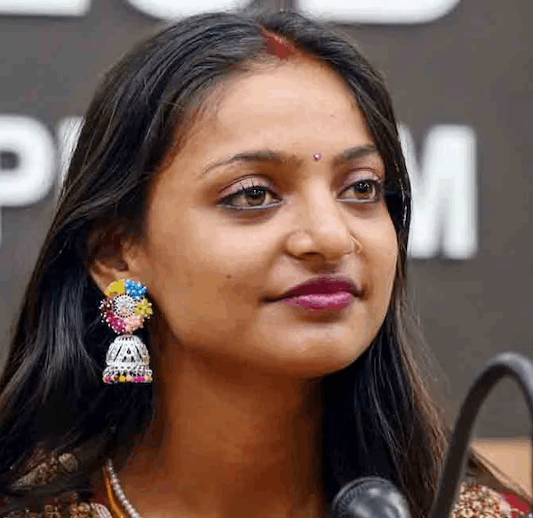 കുംഭമേള വൈറൽ താരത്തിന് സുരക്ഷ ഉറപ്പാക്കാൻ ഹൈക്കോടതി നിർദേശം; ജീവന് ഭീഷണിയെന്ന് യുവതി