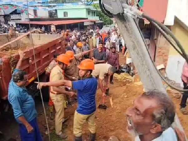 KOTTAARAKKARA ഏഴ് പത്തിന് എത്തുന്ന സ്കൂൾ വാഹനത്തിനായി കാത്തുനിന്ന കുട്ടികളായിരുന്നു അപകടത്തിൽപ്പെട്ടതെന്നും, വാഹനം എത്തുന്നതിന് രണ്ട് മിനിറ്റ് മുൻപാണ് അപകടം നടന്നതെന്നും ദൃക്‌സാക്ഷിയുടെ വെളിപ്പെടുത്തൽ.