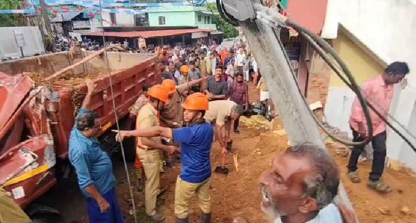 KOTTAARAKKARA ഏഴ് പത്തിന് എത്തുന്ന സ്കൂൾ വാഹനത്തിനായി കാത്തുനിന്ന കുട്ടികളായിരുന്നു അപകടത്തിൽപ്പെട്ടതെന്നും, വാഹനം എത്തുന്നതിന് രണ്ട് മിനിറ്റ് മുൻപാണ് അപകടം നടന്നതെന്നും ദൃക്‌സാക്ഷിയുടെ വെളിപ്പെടുത്തൽ.